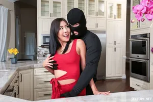 Em gái dẫn trai về nhà ngủ, chị không yên tâm nên trói tay lại nhưng...