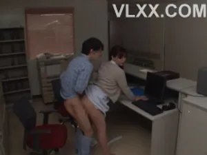 Bị vợ bạn lén lút bú buồi trong bếp